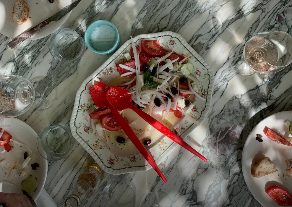 Imagen de fondo página de inicio Fua Querida. Plato de ensalada, para simbolizar el marketing gastronómico