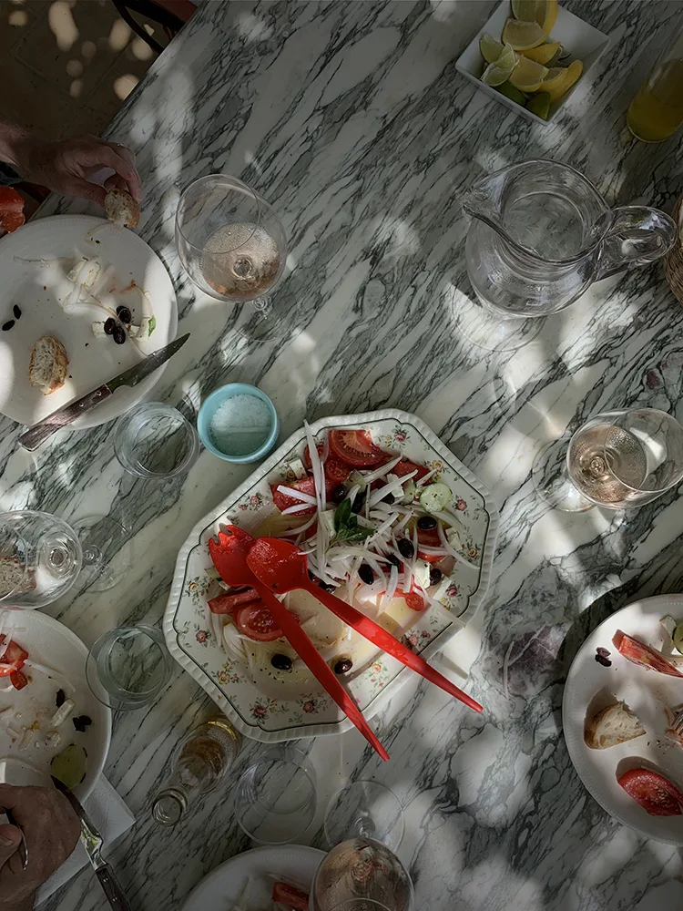 Imagen de fondo página de inicio versión móvil de Fua Querida. Plato de ensalada, para simbolizar el marketing gastronómico